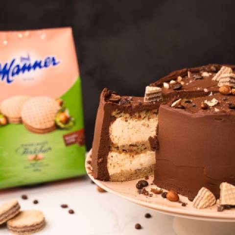 Mannerjeva moka torta z lešnikovimi torticami